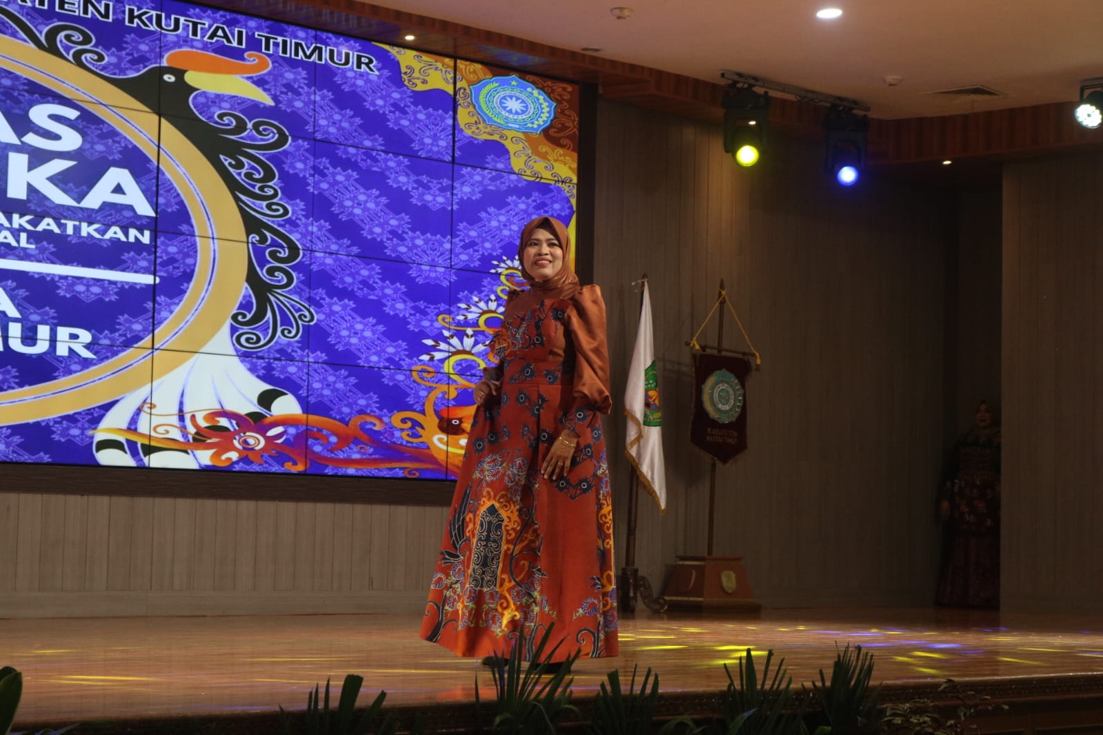 Tampil Sendirian, Camat Hasdiah Sabet Juara Penampilan Terbaik di Wastra Kutim